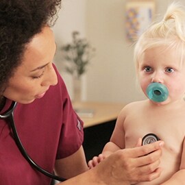 Une infirmière écoute la cavité thoracique avec le stéthoscope 3M Littmann Classic III