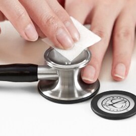 Nettoyer correctement la cloche ouverte d'un stéthoscope Littmann.