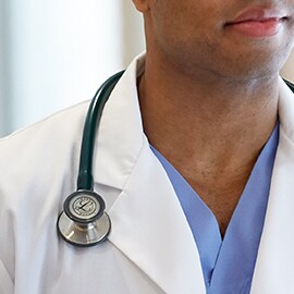 Stéthoscope Littmann porté correctement afin que le câble ne touche pas le cou du médecin.