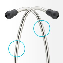 Les branches du stéthoscope 3M Littmann se croisent sur les embouts noirs.
